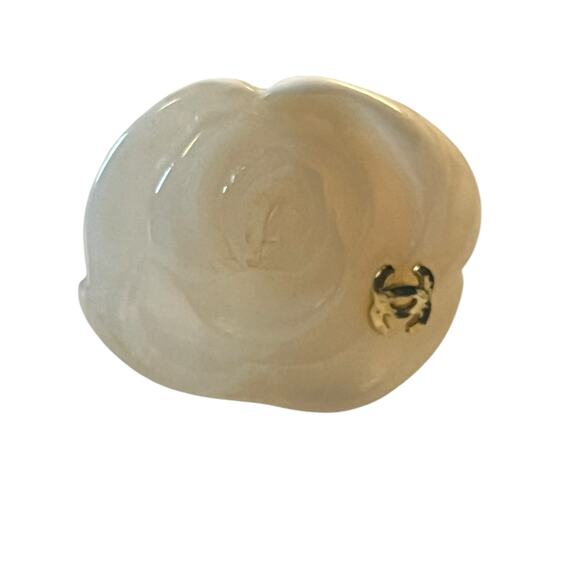Chanel Camellia Flower CC Logo Resin Ring - Y2K Spring 2002 Vintage Sz 6.5 - Picture 6 of 11